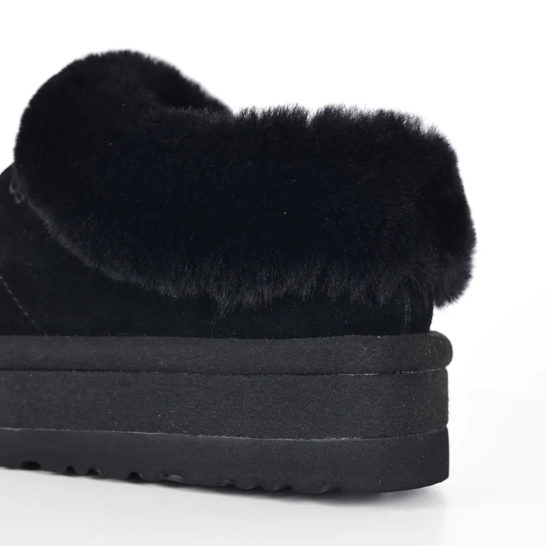 Pick up locally💰660 Core recommendation Good price Cashmere insoles are a very suitable choice for keeping warm in winter and at home. In the new year, uug launched a series of styles, which are partially geared towards the preferences of young consumers and have also moved to the forefront of fashion trends. Shoe body material Water-repellent coated suede upper 17mm UGGPURE™ implanted wool insole Lightweight non-slip comfortable rubber outsole With brand LOGO Trademark Comes with a full set of packaging Size: 35 36 37 38 39 40